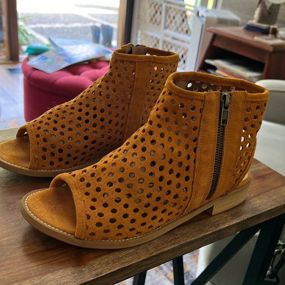 MUSSE & CLOUD Aria Suede Gladiator Booties